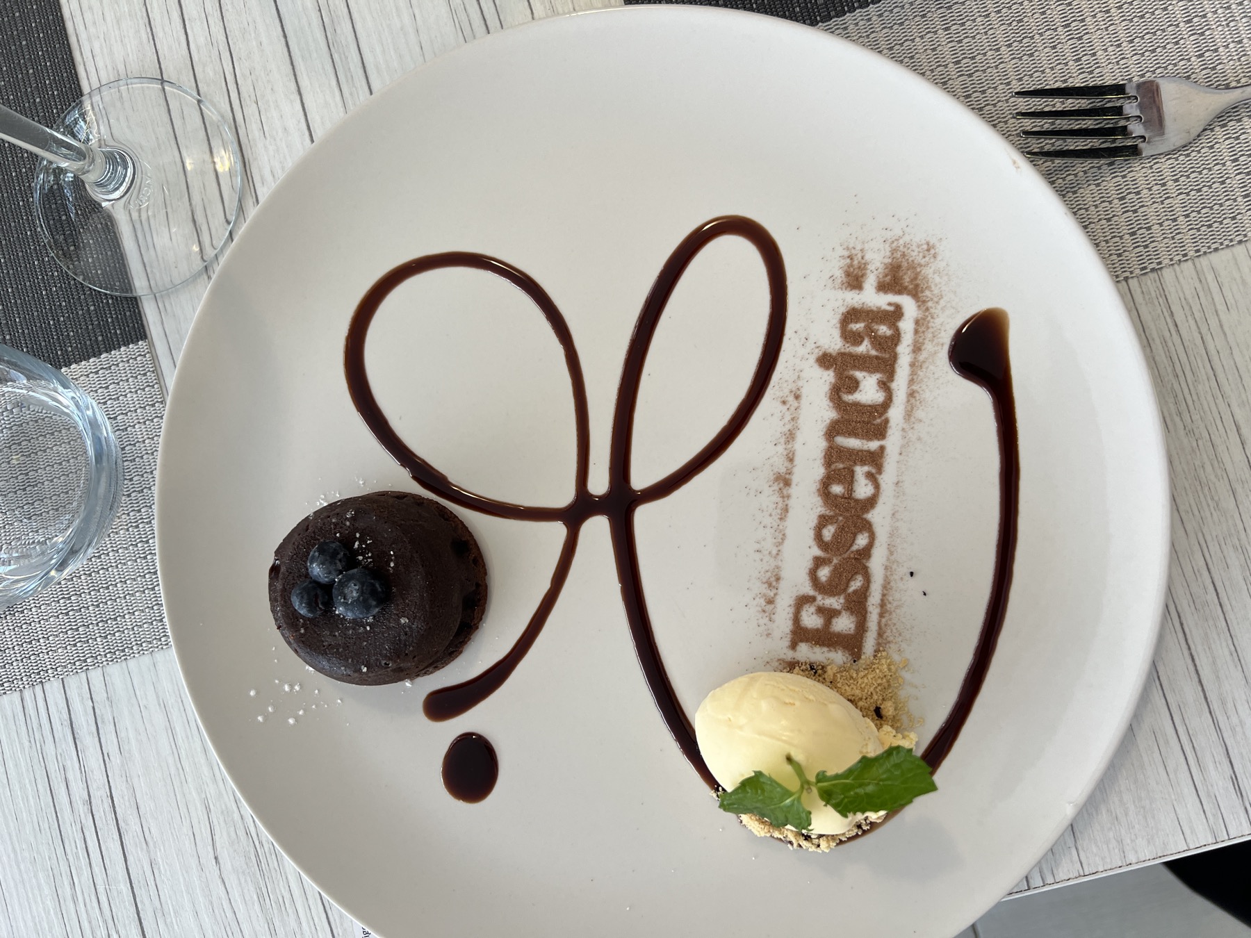 Postre de chocolate con helado