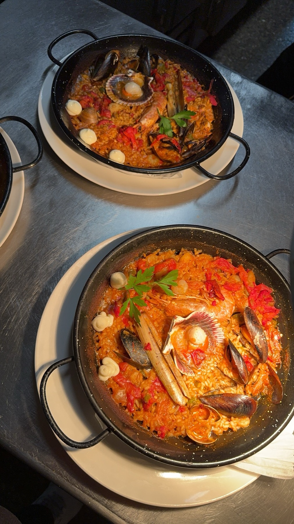 Paella de marisco servida en Essencia Restaurant
