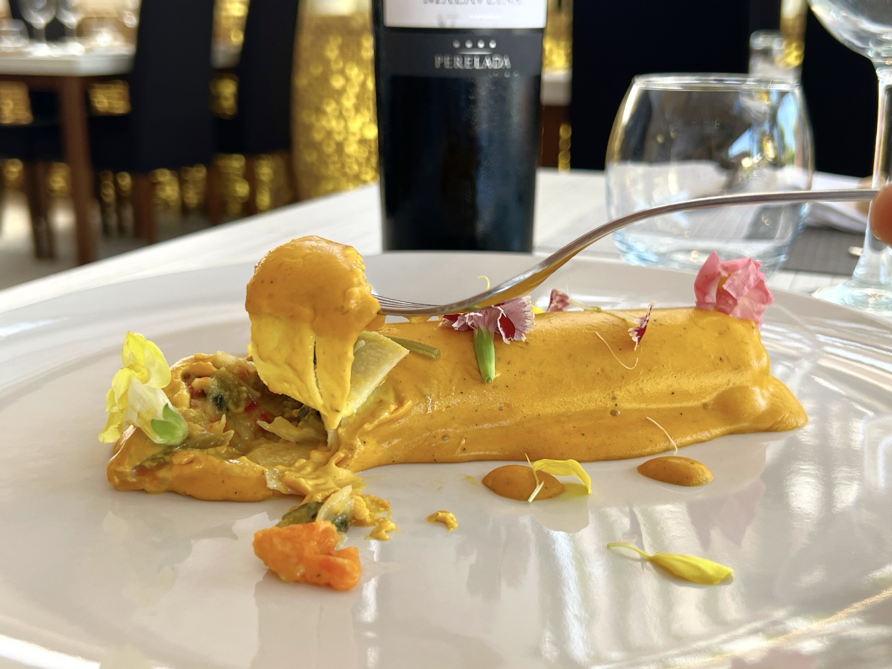 Plato cremoso con salsa amarilla